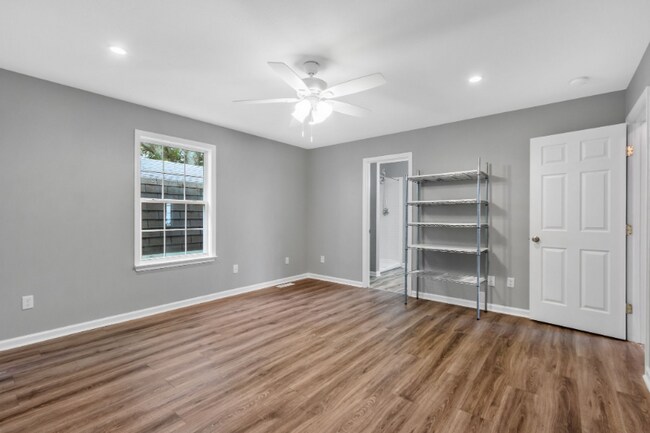 Building Photo - 2149 Hollandale Cir