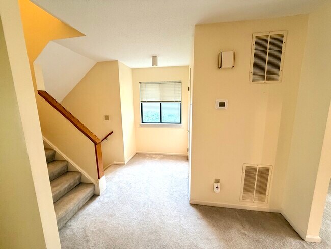 Building Photo - 40 Crossroads Ln