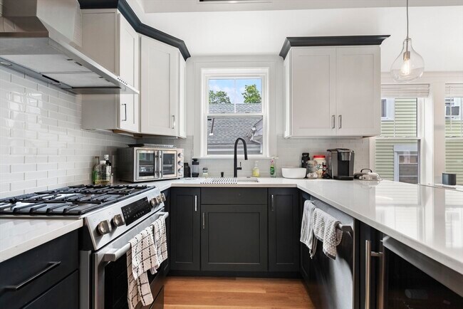 Building Photo - 10 Hallet St