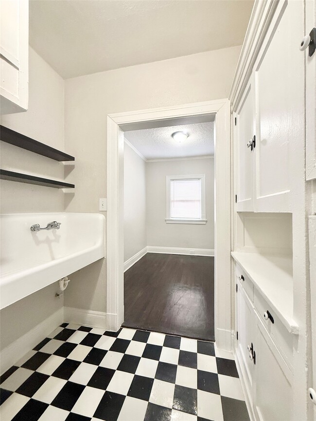 Building Photo - 3920 Fannin St