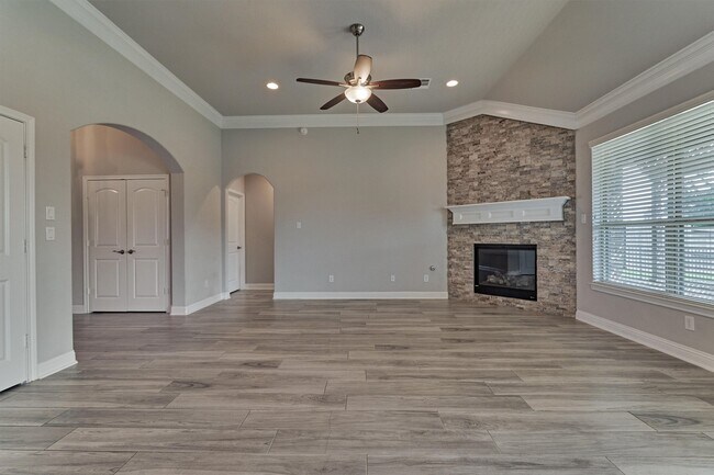 Building Photo - 180 Racetrack Ln