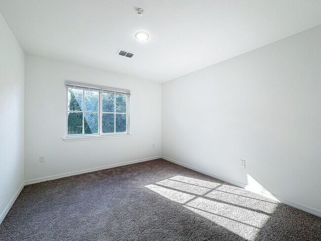 Building Photo - Townhouse For Lease in Saint Cloud