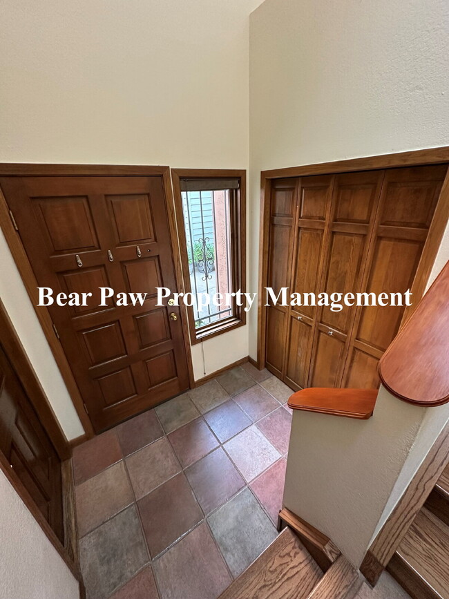 Building Photo - Beautiful Condo in Genesee!!