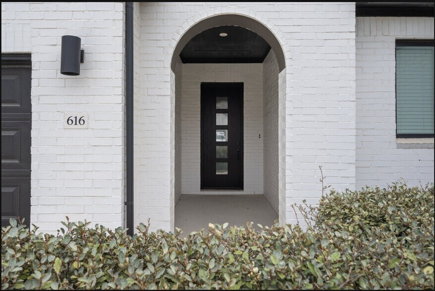 Building Photo - 616 Hallwood Dr