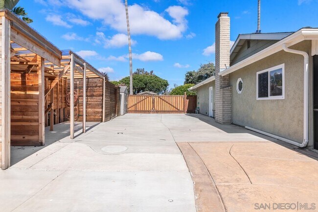 Building Photo - 2245 Nob Hill Dr