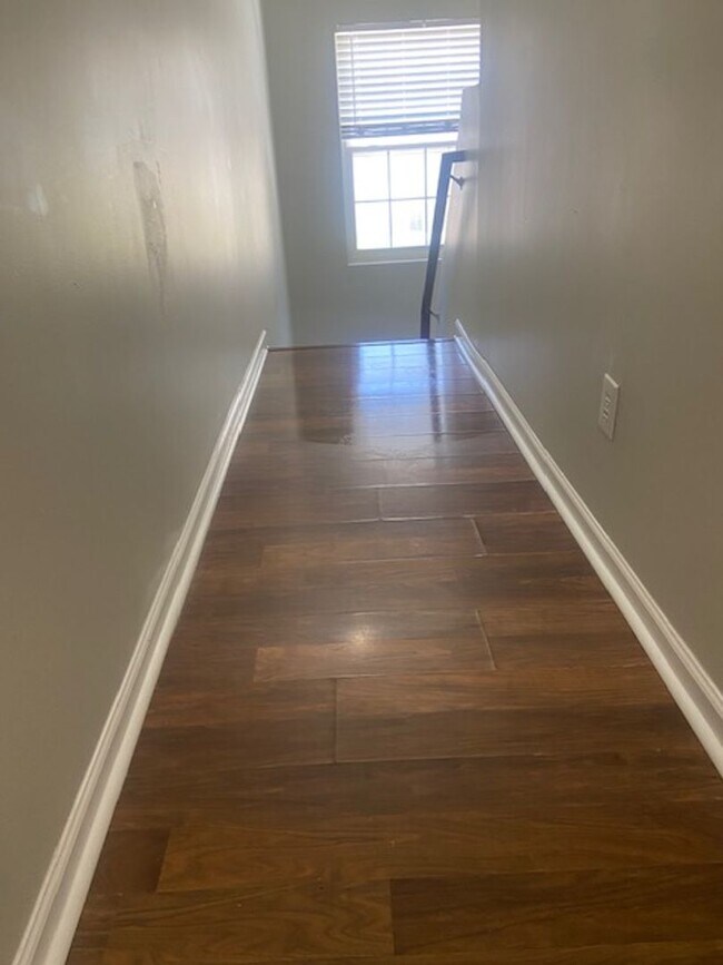 Building Photo - Spacious Town-home!