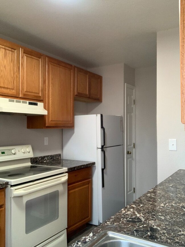 Building Photo - 1 Bedroom unit on Tampico for rent!