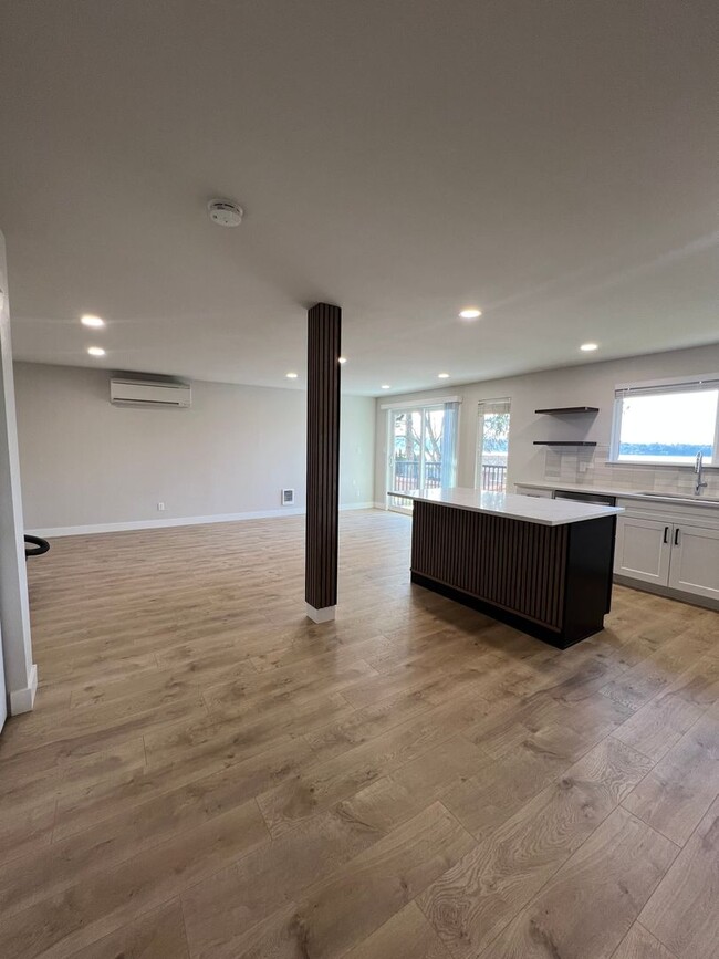 Building Photo - Lake Stevens Luxury Duplex