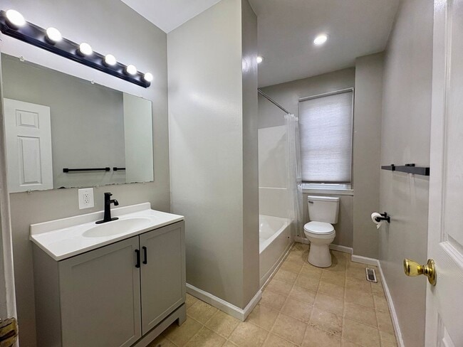 Building Photo - 3 Bedroom 2 Bathroom in York!