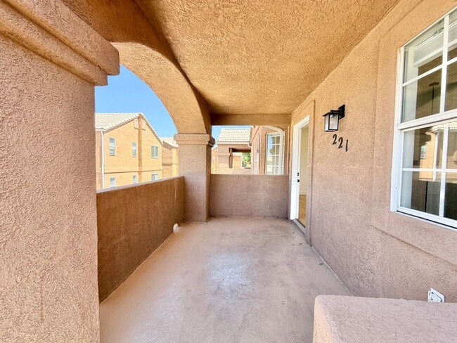 Building Photo - Wonderful Remodeled La Paloma Home!