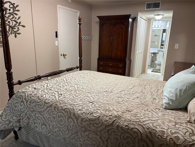 Building Photo - 4750 Cove Cir