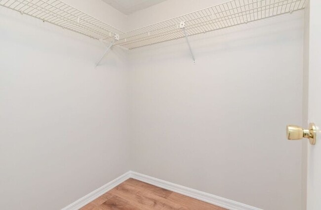 Building Photo - 2127 Henderson Dr