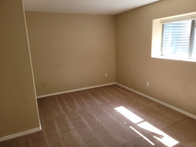 Building Photo - 1329 Nutwood Dr