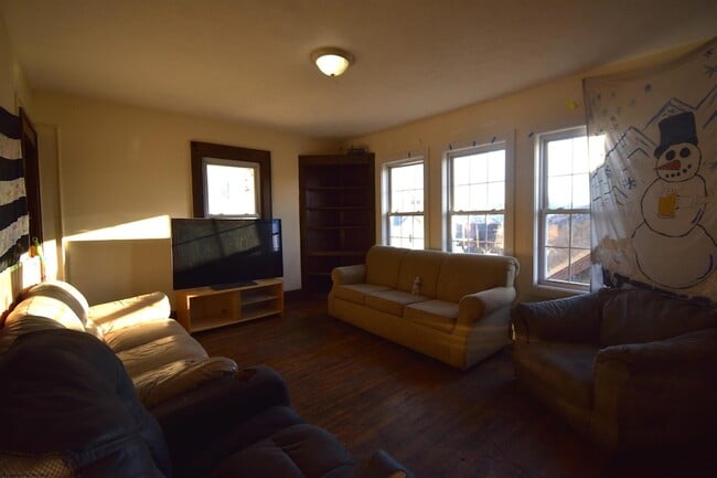 Building Photo - 678 Spruce St