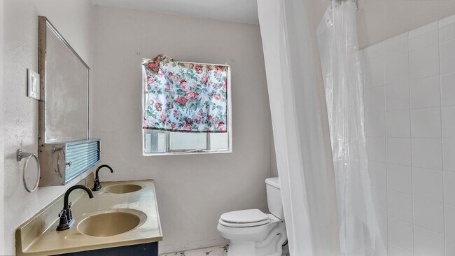 Building Photo - 205 Harvard Dr SE