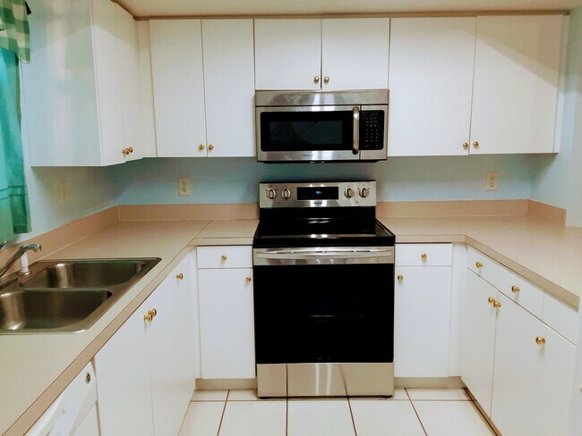 Kitchen with SS Appliances - 148 Douglas Rd W