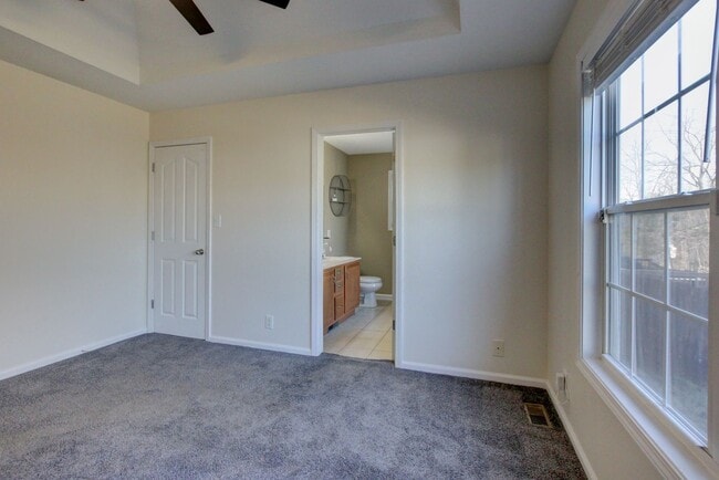 Building Photo - 3 bed 2 bath Fenced yard.  Heart of St. B.  Hurry.