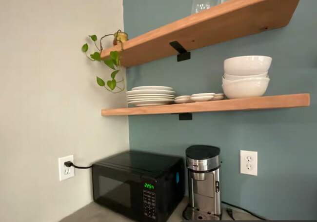 Building Photo - 210 Vista Dr