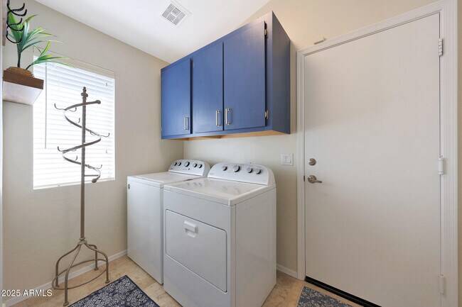 Building Photo - 10392 E Penstamin Dr