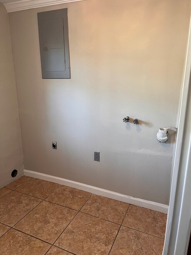 Building Photo - 2089 Pine Tree Dr