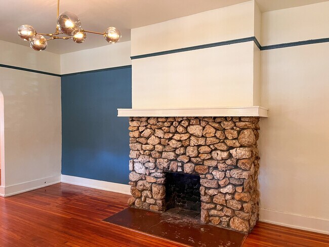 Building Photo - 423 N Van Buren St