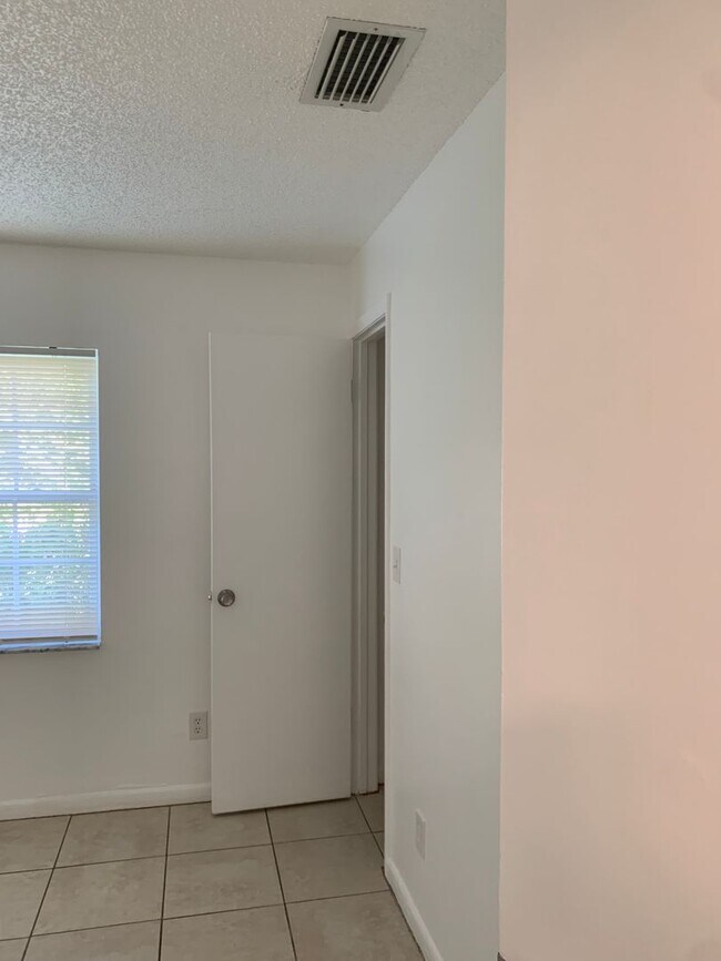 Building Photo - Vero Beach 2 Bedroom 1 Bath