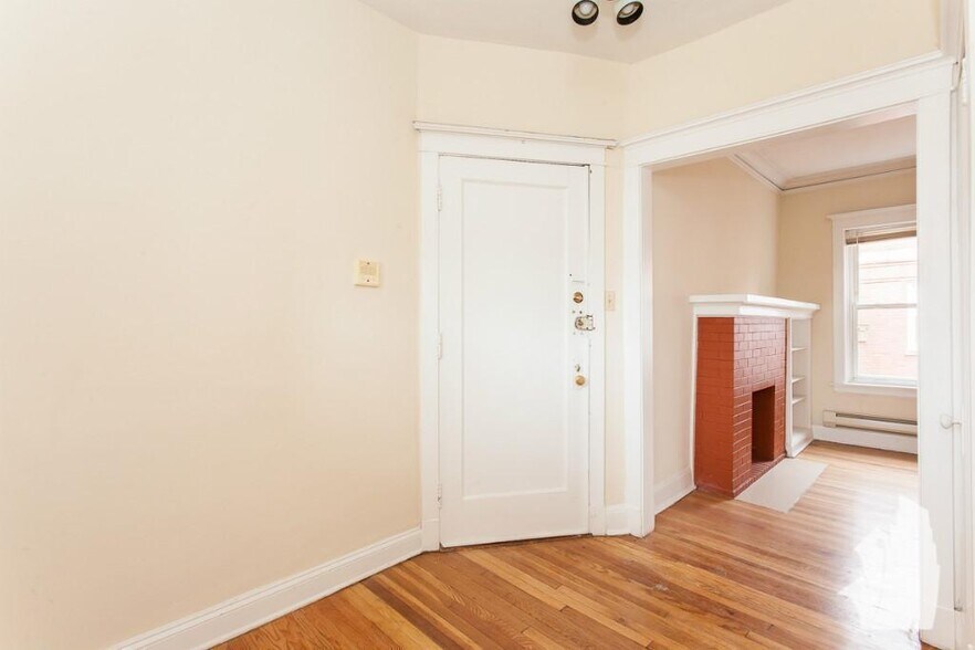 Building Photo - 4421 N Wolcott Ave