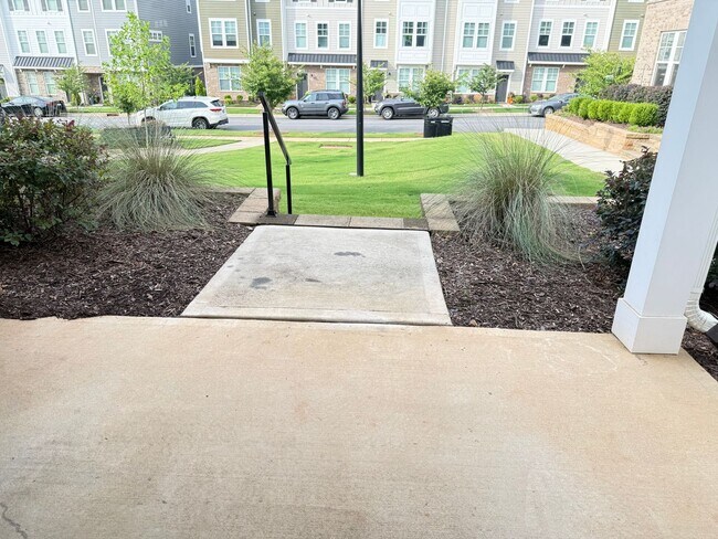 Building Photo - Spacious Modern End-Unit Davidson Townhome - Lake Davidson Access
