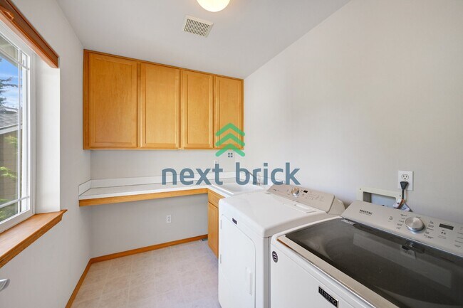 Building Photo - Spacious 4-Bed Retreat in Lynnwood with 3.5 Baths and 2,224 Sq. Ft. of Comfort!