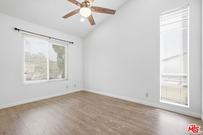 Building Photo - 833 Shadow Lake Dr