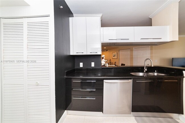 Building Photo - 17100 N Bay Rd