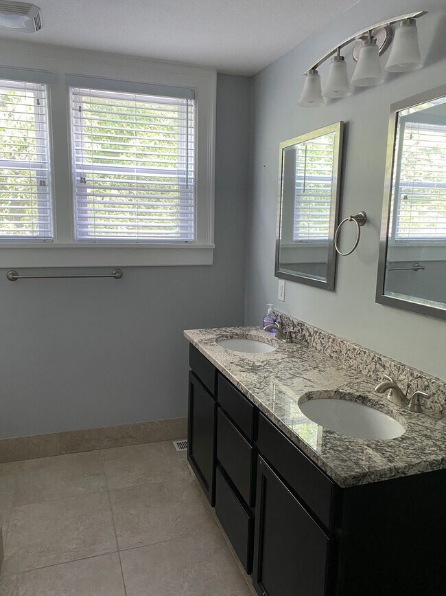 Building Photo - 4 bed/ 2 bath