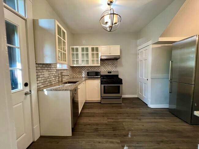 Building Photo - 6114 Columbia Ave