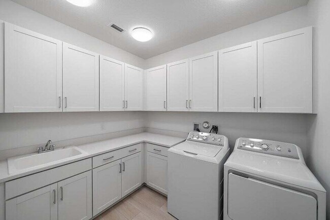 Building Photo - 13613 Le Christine Dr
