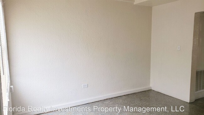 Building Photo - 827 E University Blvd