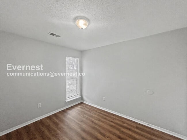 Building Photo - 3400 Laurelwood Dr