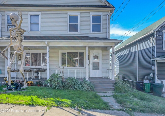 Building Photo - 19 W Bergh St