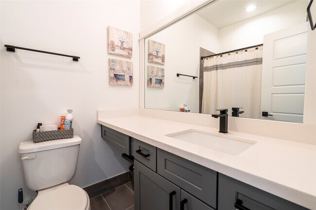 Building Photo - 2056 Johanna Dr