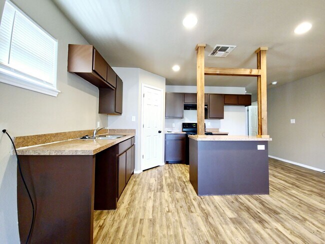 Building Photo - Cozy 3-Bedroom, 2-Bathroom Home with Garage in East Lubbock