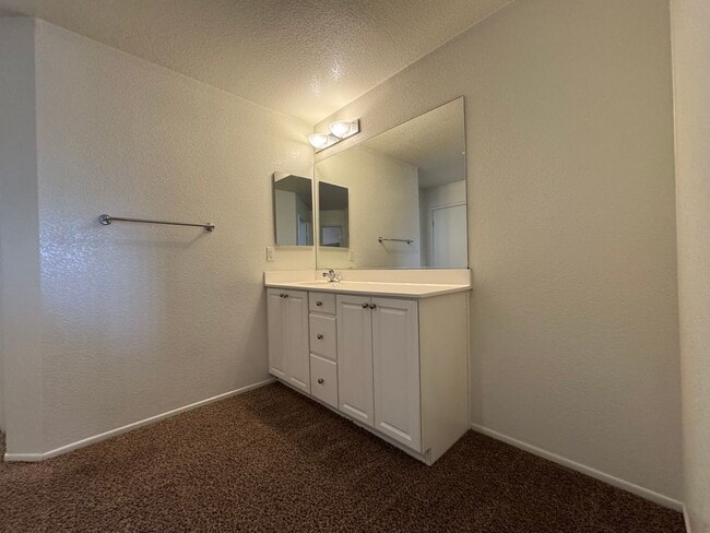Building Photo - Spacious 3 Bedroom Home in Victorville