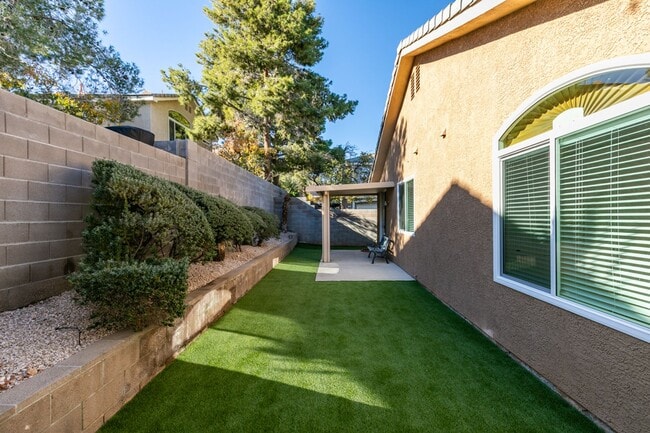 Building Photo - SUMMERLIN BEAUTY*UPGRADED*COMMUNITY POOL*3 BEDROOMS*STAINLESS STEEL APPLIANCES*