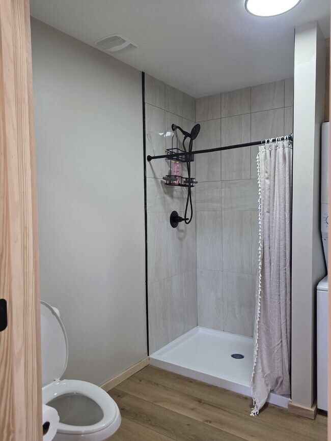 Building Photo - Beautiful peaceful 2/1 for rent! Fully furnished