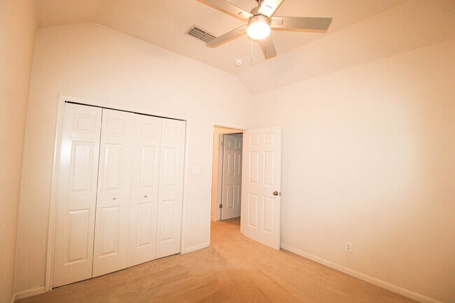 Building Photo - 34 Silverhorn Dr