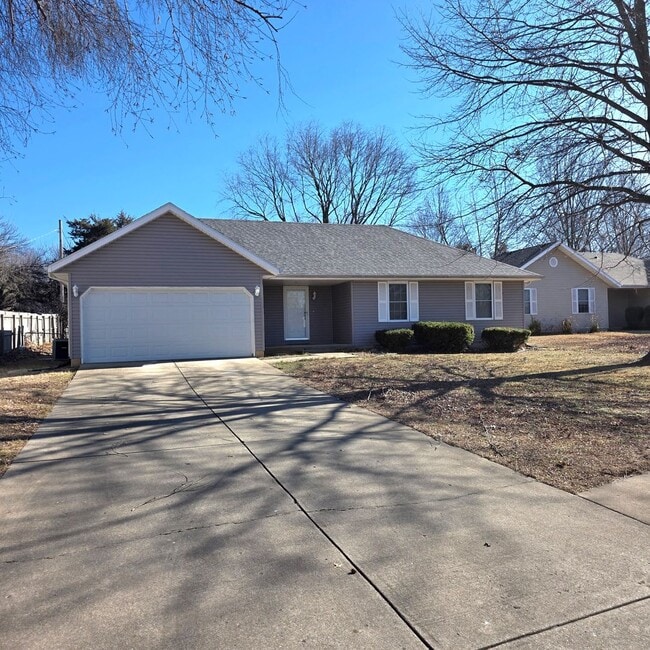 Building Photo - Great 3 bed 1.5 bath house in South Springfield