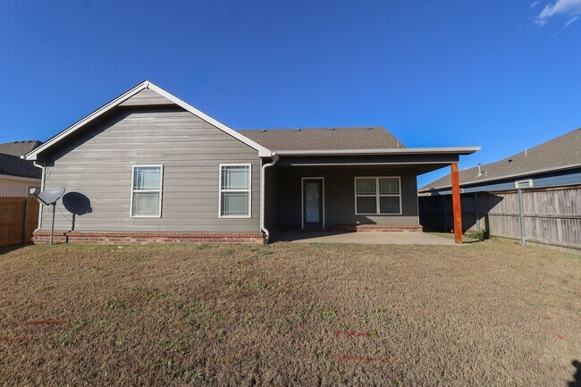 Building Photo - 3 Bed | 2 Bath in Broken Arrow!