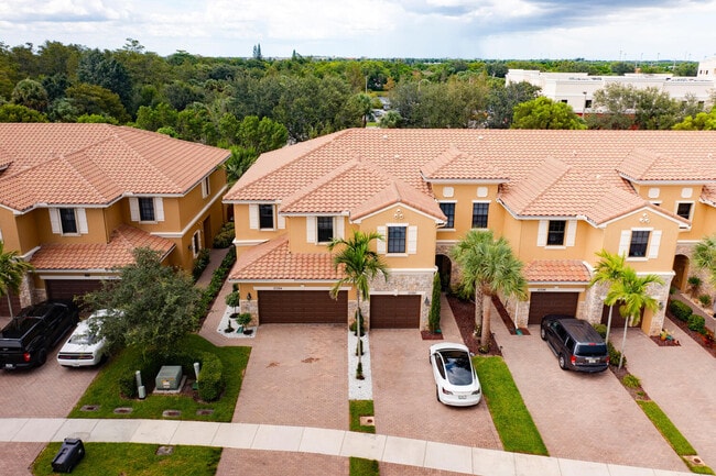 Building Photo - 10384 Wellington Parc Dr