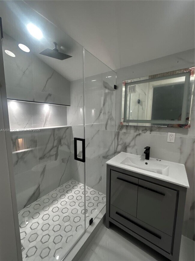 Building Photo - 464 Minola Dr