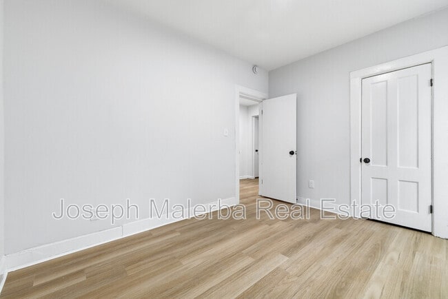 Building Photo - 848 Bank St