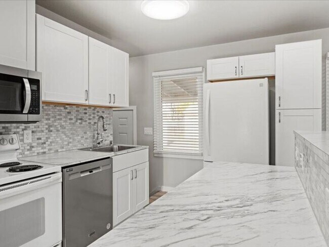 Building Photo - 1006 Van Giesen St