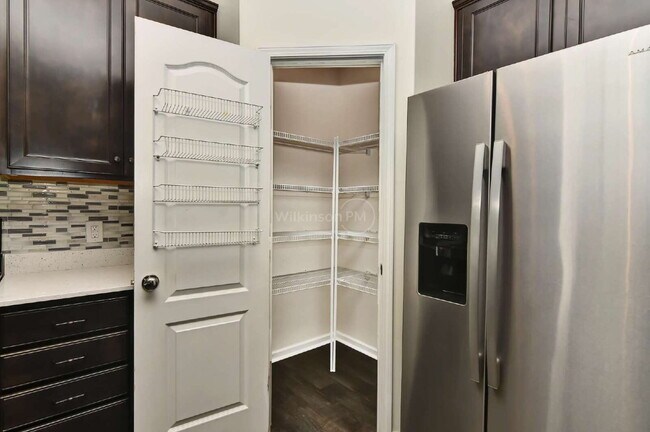 Building Photo - Beautiful 3BR/2.5BA Townhome in Desirable ...